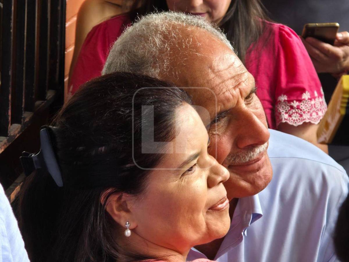 Hizo fila y “activó la racha”, así votó Nasry Asfura en la UPNFM