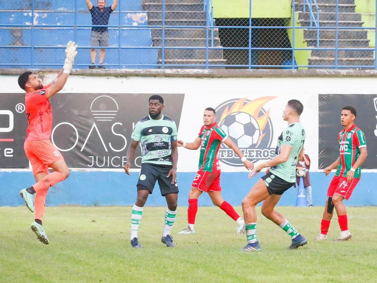 El portero panameño César Samudio salvó en el primer tiempo al Marathón de una clara ocasión de gol de Cristian Manaiza.