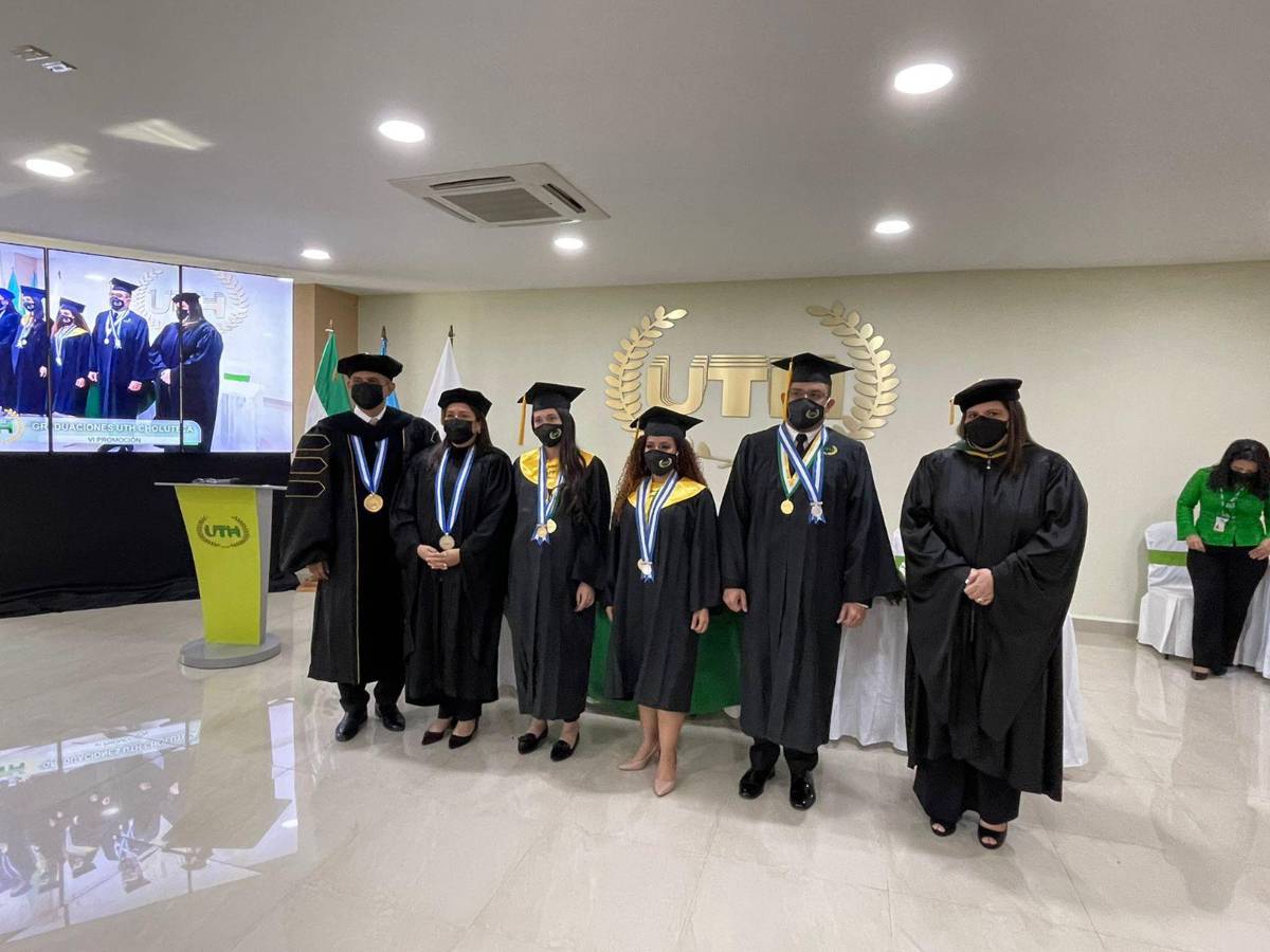 Estudiantes condecorados por autoridades académicas de UTH.