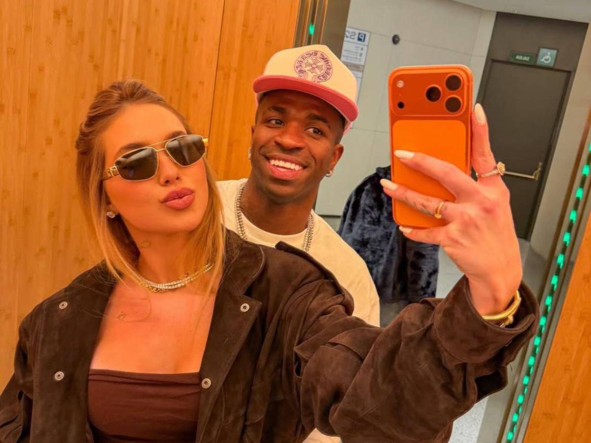 Novia de Vinícius sorprende con vestido picante y collar con su nombre