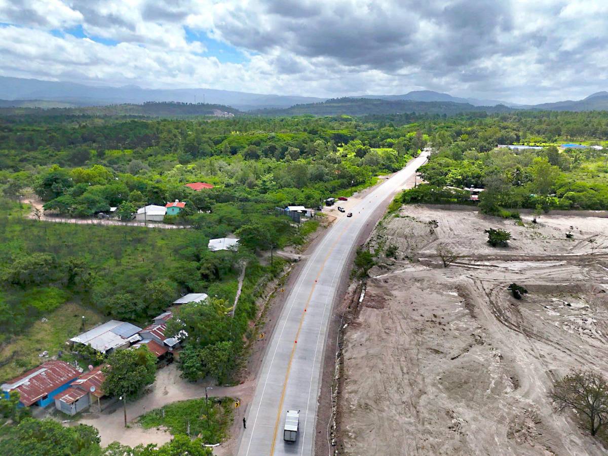 Xiomara Castro inaugura 27 km de pavimentación en la CA-6