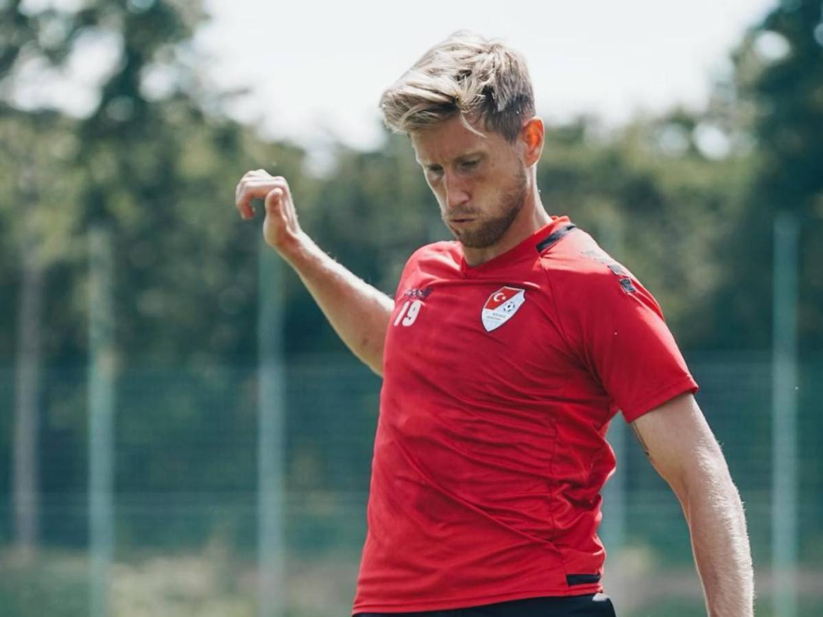 Muere conocido futbolista delante de esposa: Esto pasó