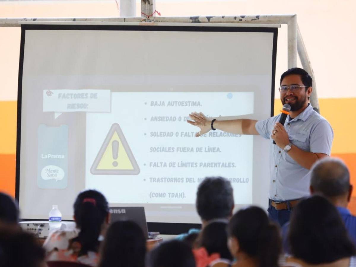 Cerca de 200 padres del CEB Dionisio de Herrera aprendieron sobre la adicción a pantallas