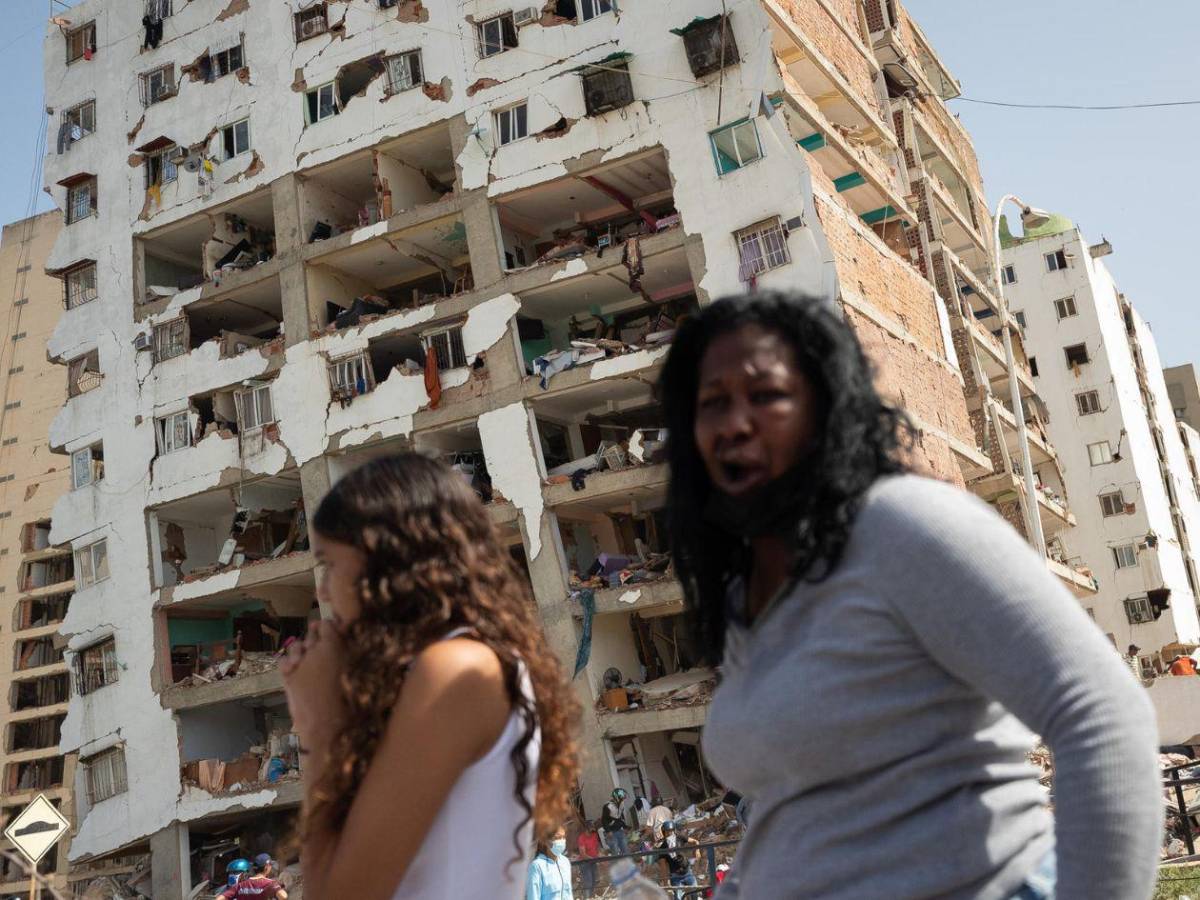 Necesitamos tapabocas por los olores: víctimas continúan bajo los escombros en Venezuela