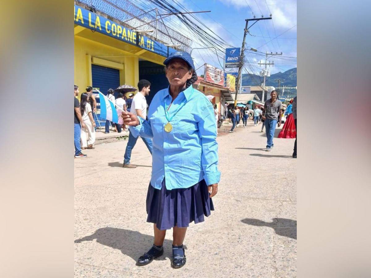 Alegría en Yoro: A sus 65 años, doña Vicky cumple su sueño de graduarse