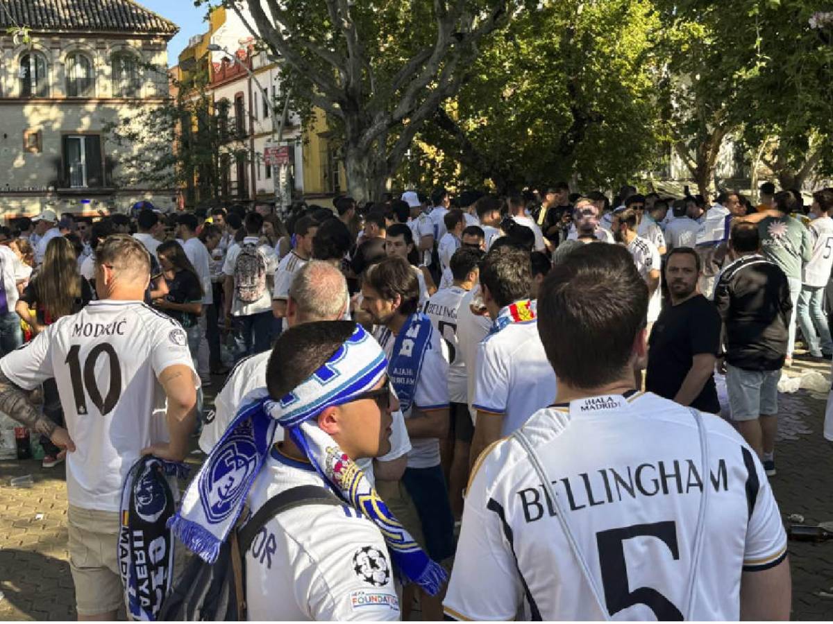 Tensión previo al Barcelona-Real Madrid, lamentables gritos, pelea y detenido