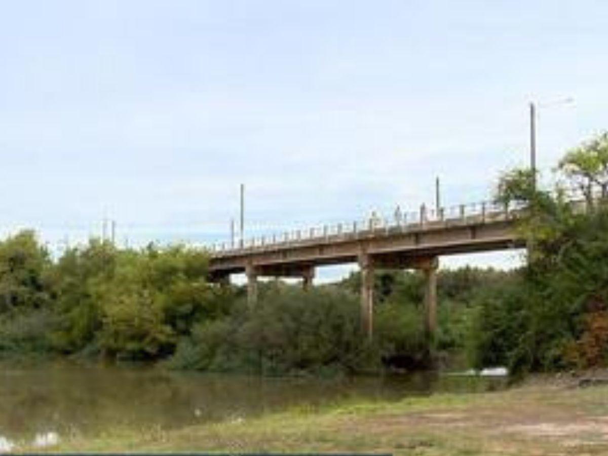 Mató a su hijo al tirarlo de un puente para vengarse de su ex