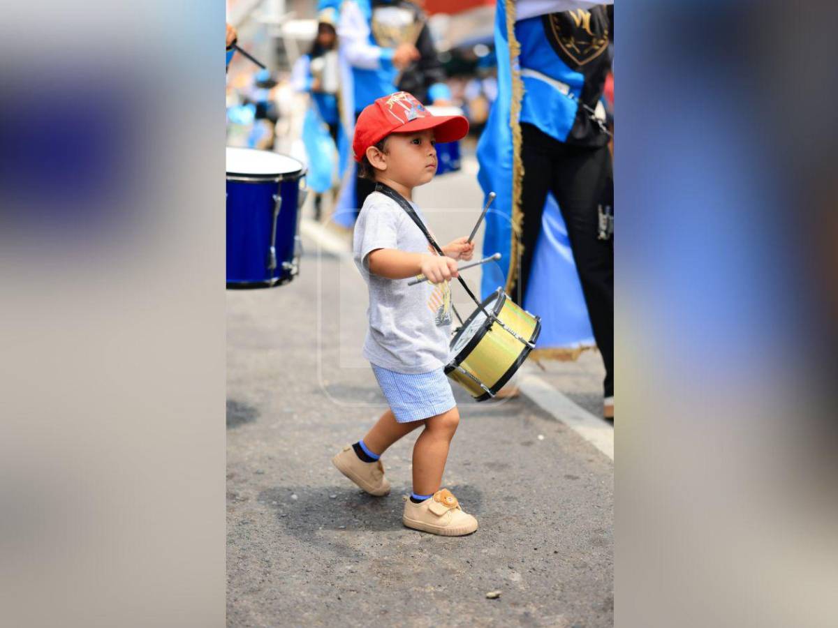 Sorpresivo saludo, abuela abnegada y guapa maestra: lo que no se vio de los desfiles en Honduras