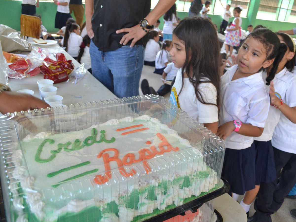 Y, por supuesto, un pastel para la celebración.