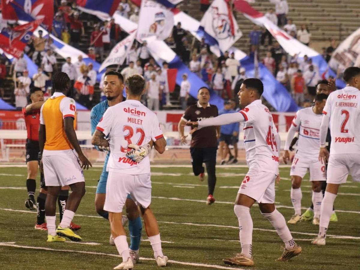 A los golpes Olimpia y Motagua: zafarrancho, expulsados y bellezas en New Orleans