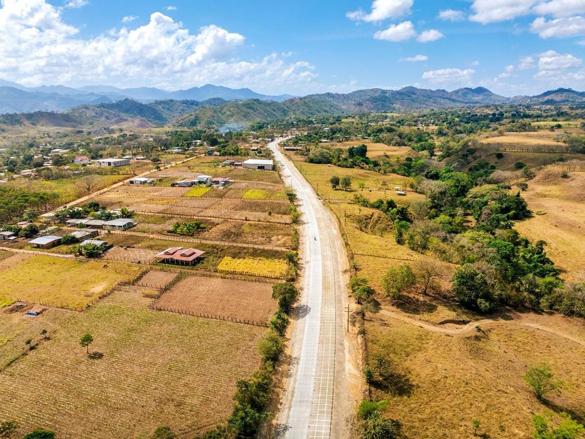 <i>Carretera del Corredor Agrícola, entre Danlí y Olancho. Proyecto liderado por la Secretaría de Infraestructura y Transporte (SIT).</i>