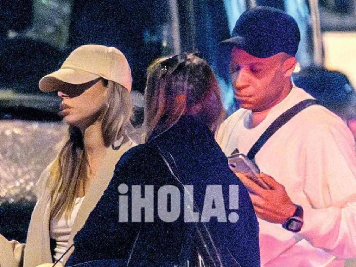 Mbappé y Ester Expósito desatan la locura: fotos del beso que confirma su romance
