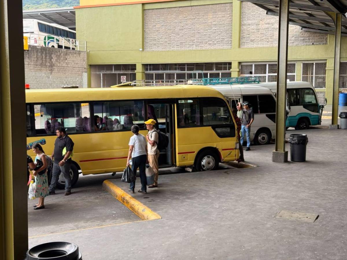 Hondureños retornan a sus hogares tras disfrutar el Feriado Morazánico