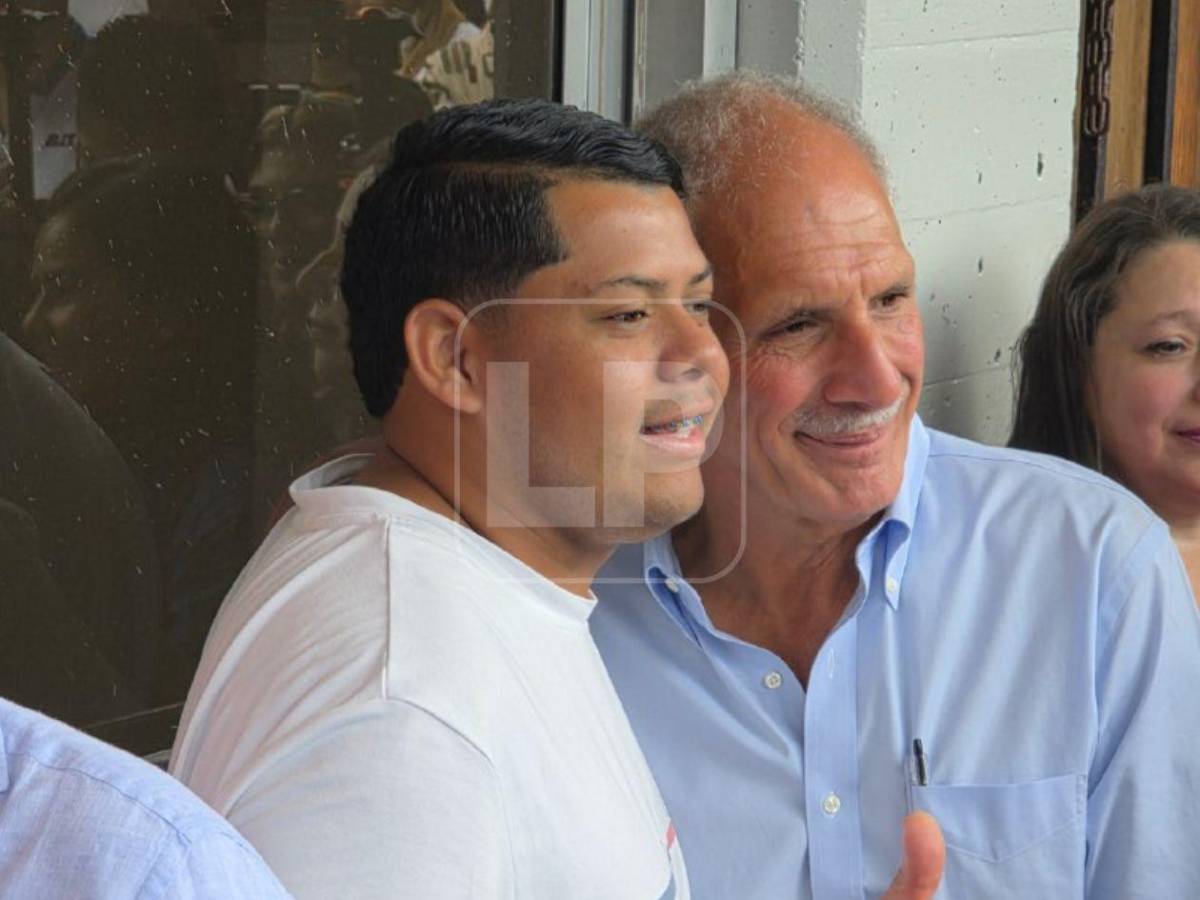 Hizo fila y “activó la racha”, así votó Nasry Asfura en la UPNFM