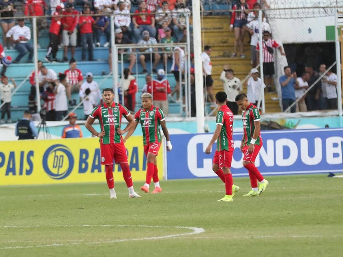 Tremenda pelea de jugadores, tristeza de Keosseián y percance con hincha