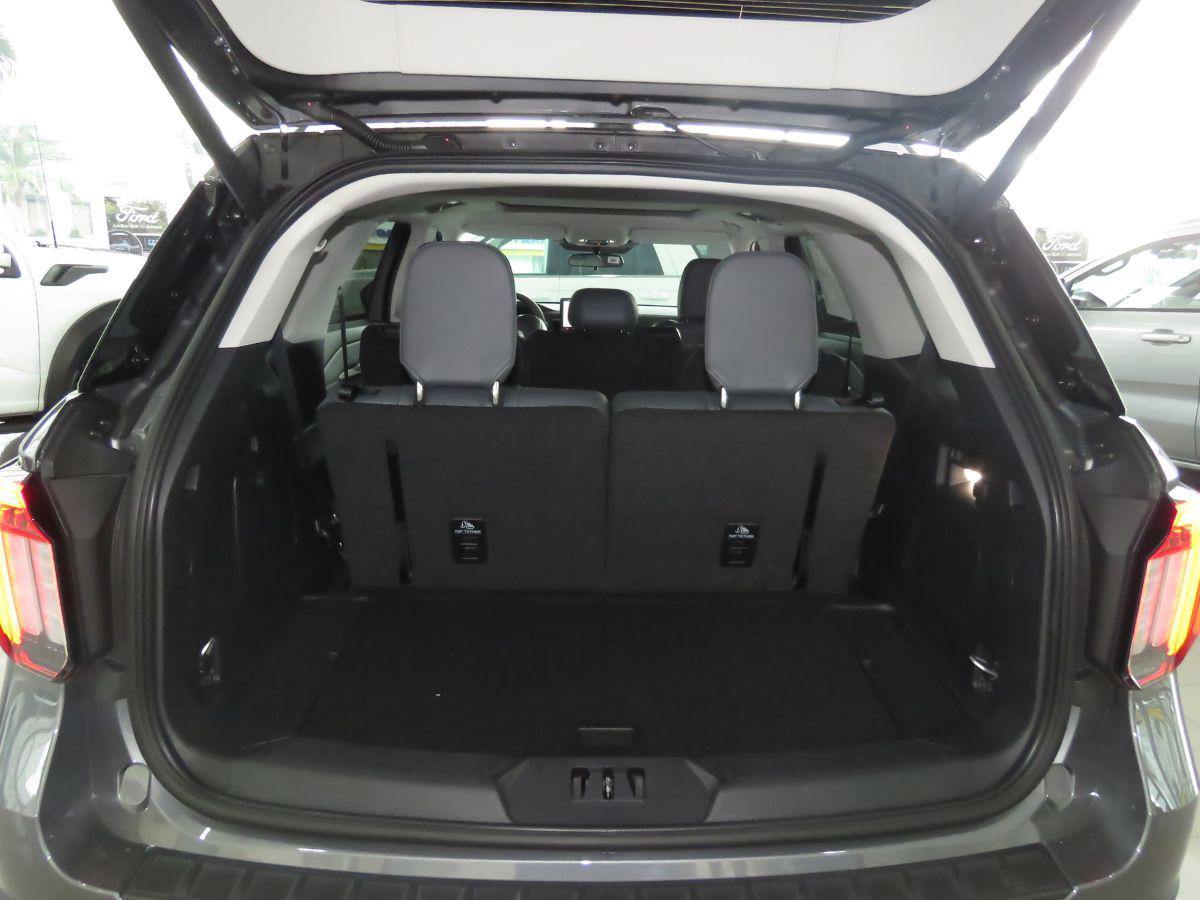 La tercera fila de asientos se puede desplegar en este espacio.