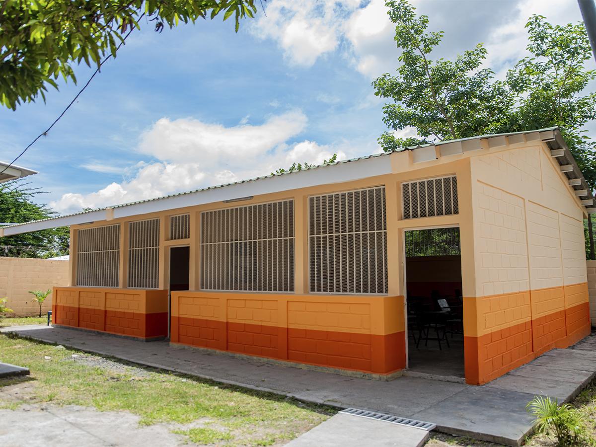 El resane y pintado de paredes en general tanto dentro y fuera de las aulas fue parte de los trabajos de remodelación.