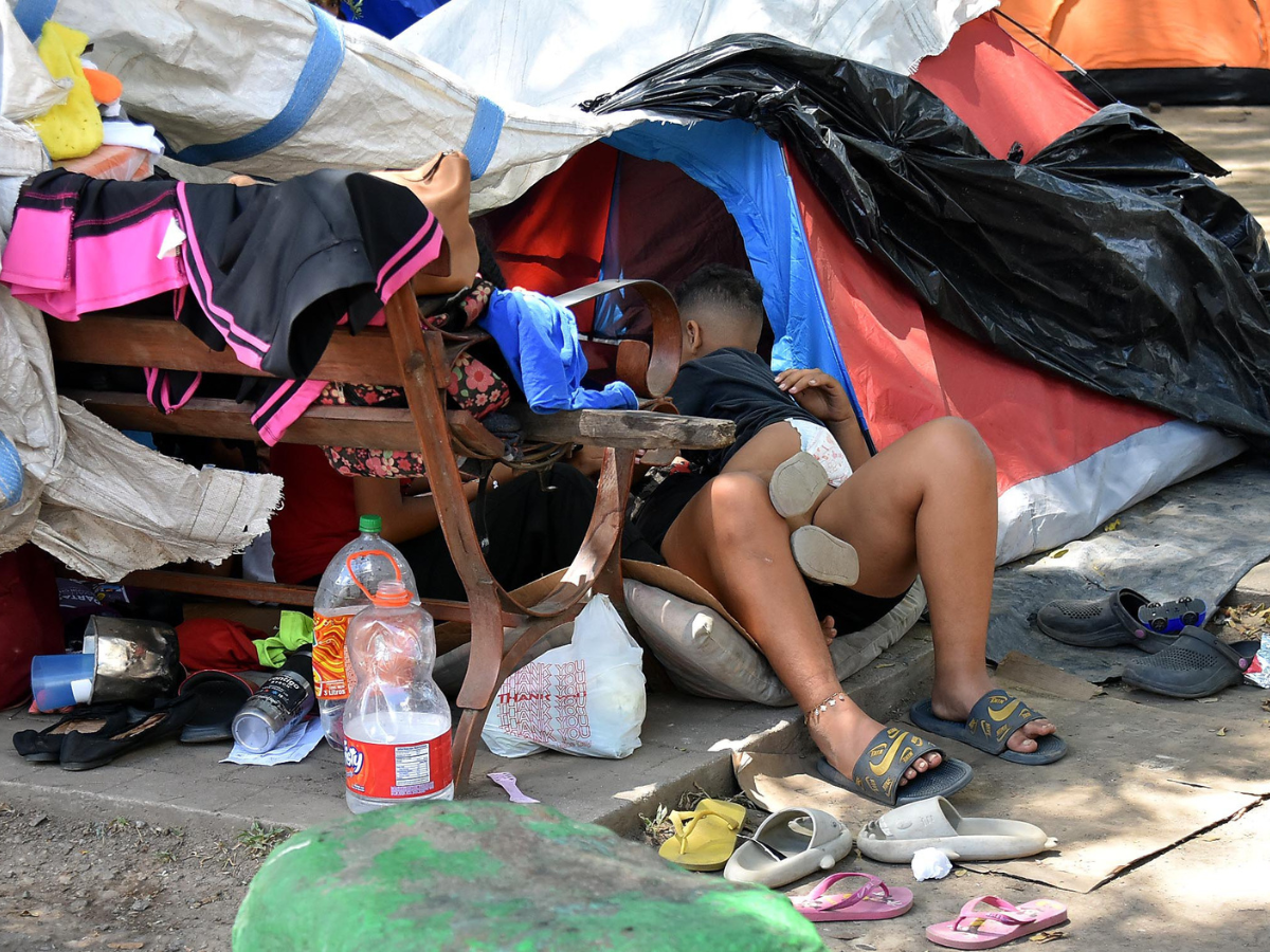 ¿Dónde duermen? La cruda realidad de migrantes que atraviesan Honduras