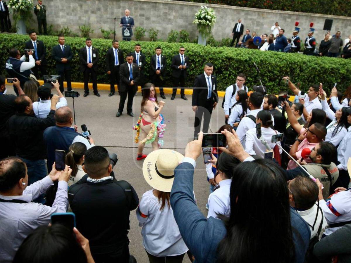 Doctora Floridalia Aguilar protesta en el BCIE durante celebración patria