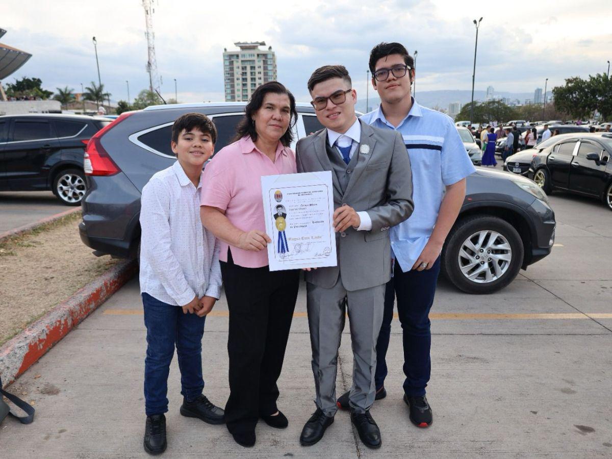 Jovencito se gradúa con honores de la UNAH gracias a Free Fire