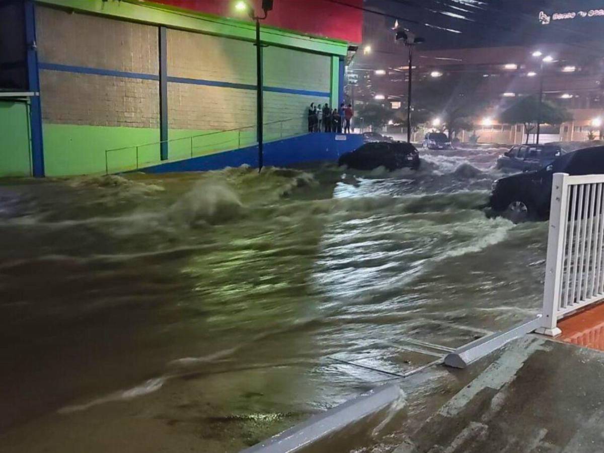 ¿Cuántos sampedranos están expuestos a riesgos por desastres naturales?