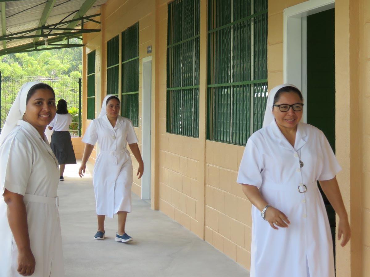 El Centro Educativo Virgen de Suyapa esta exactamente a 800 metros del desvió de la colonia Valle de Sula, cerca de la colonia Miraflores.