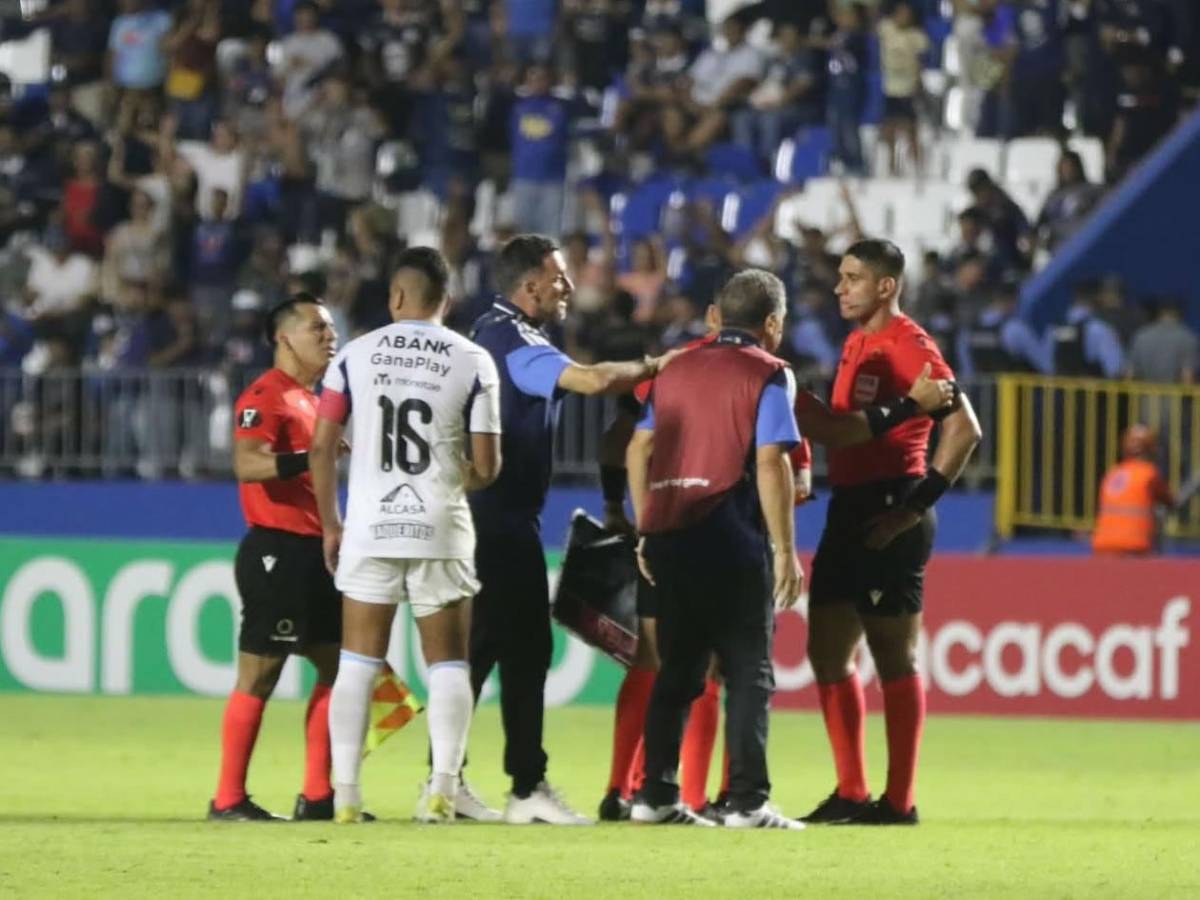 La fiesta de Motagua, el villano del Alianza, enfado con el árbitro y rubia roba miradas