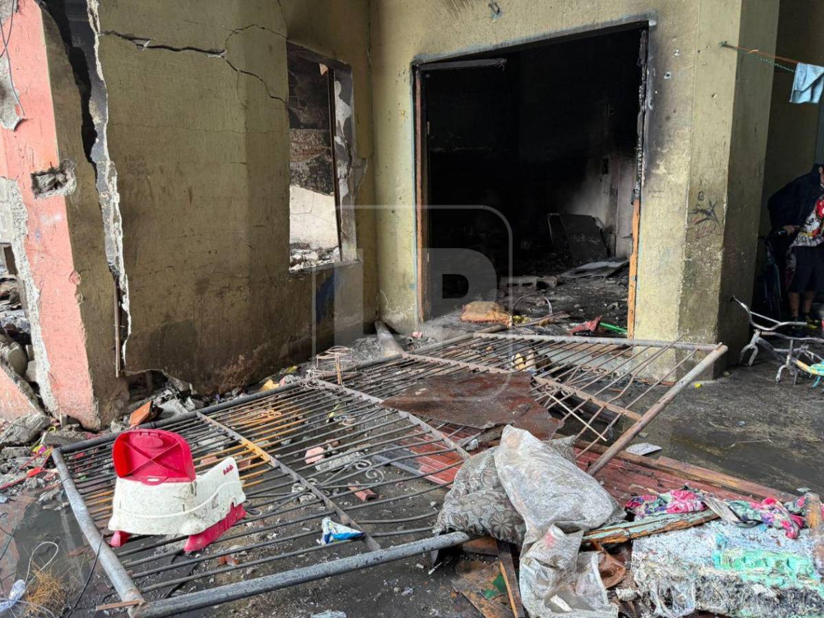 Vendedores se levantan entre escombros y hollín para reconstruir el mercado Medina