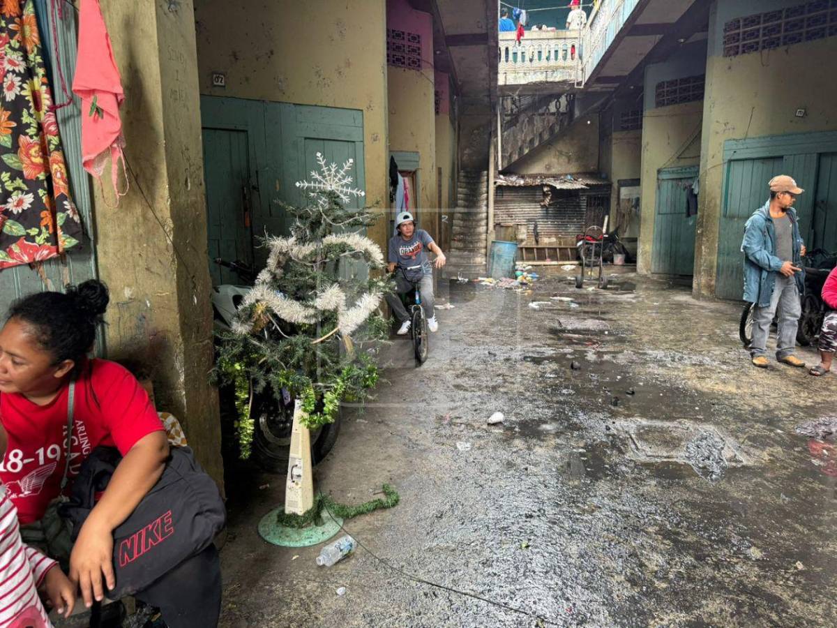 Vendedores se levantan entre escombros y hollín para reconstruir el mercado Medina