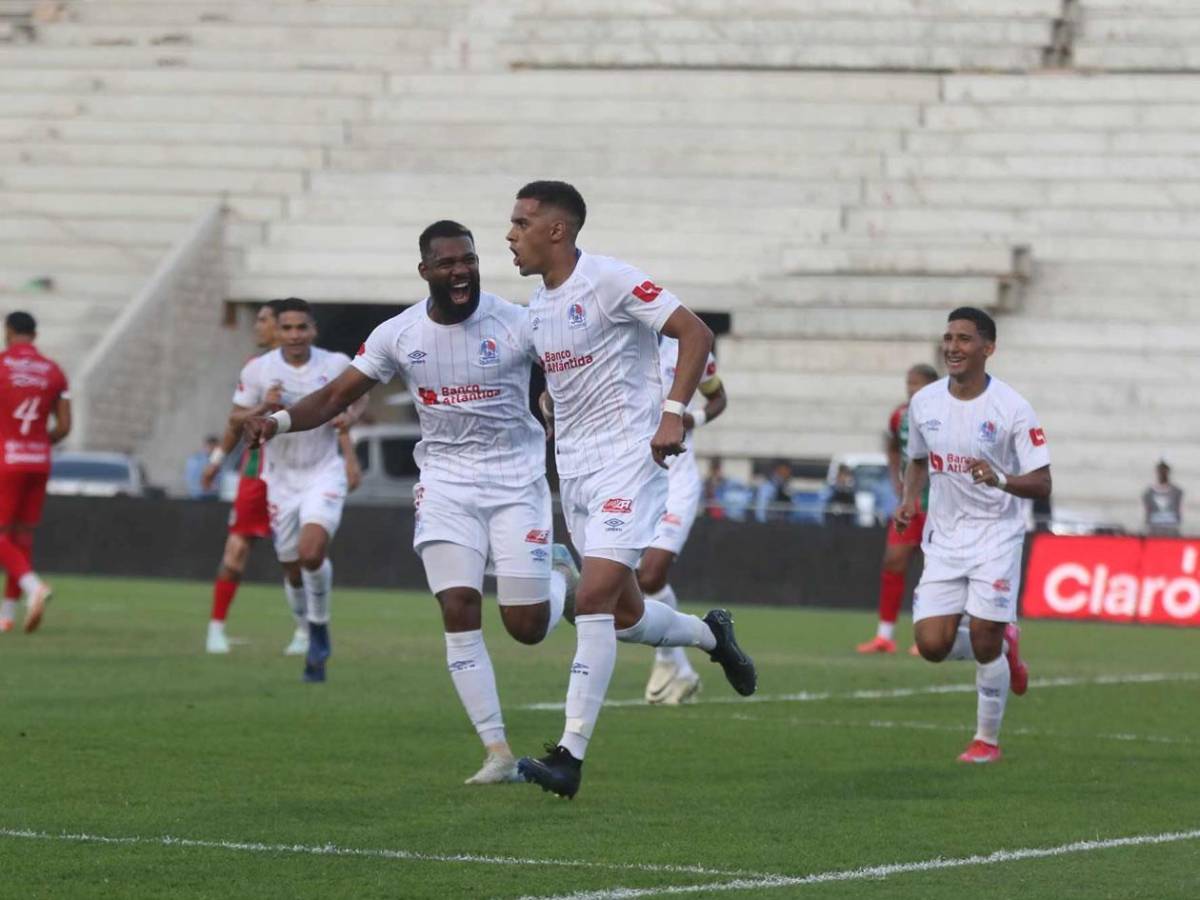 Tremenda pelea de jugadores, tristeza de Keosseián y percance con hincha