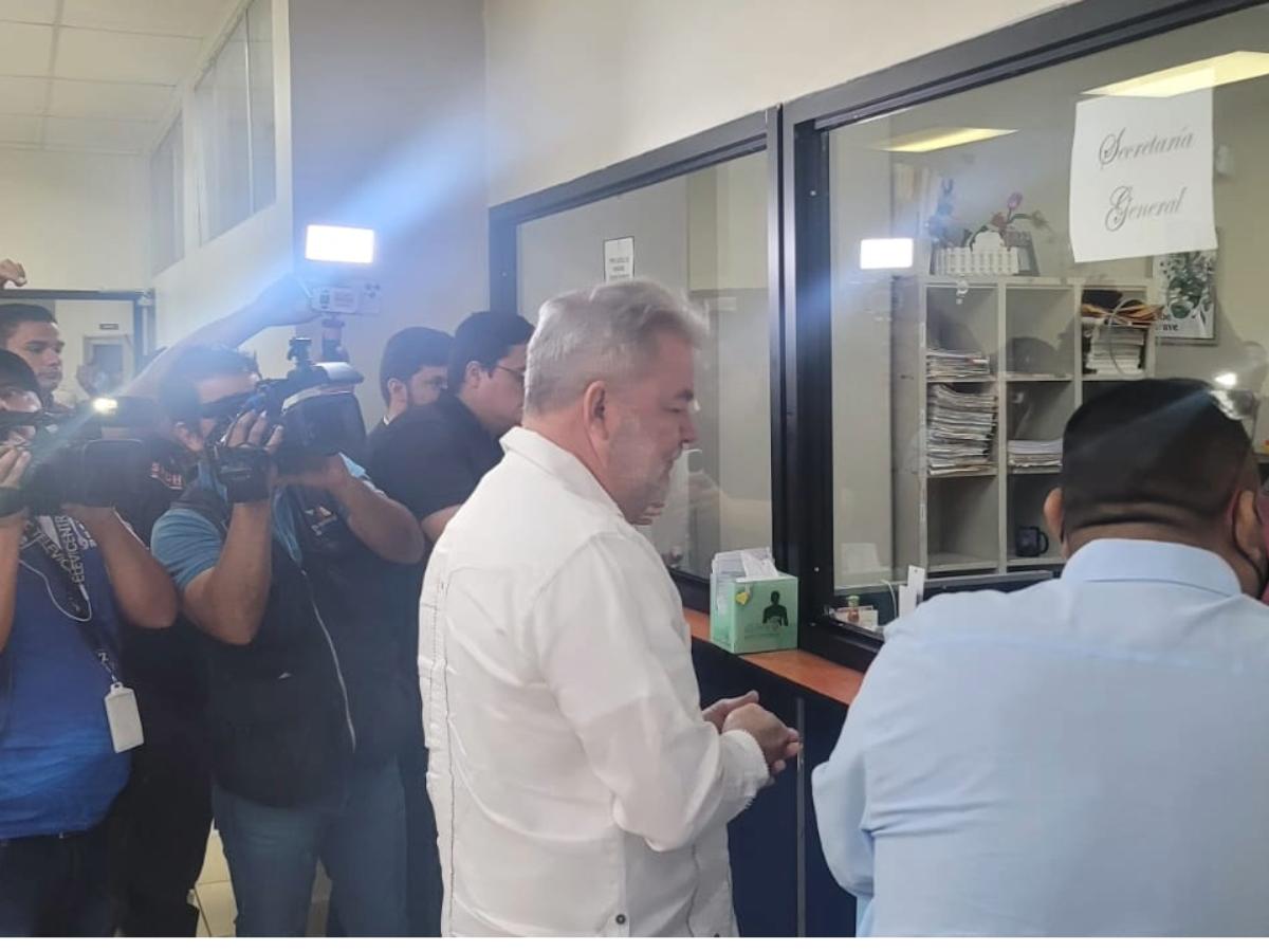 Roberto Contreras querella a vicealcalde Omar Menjívar por difamación