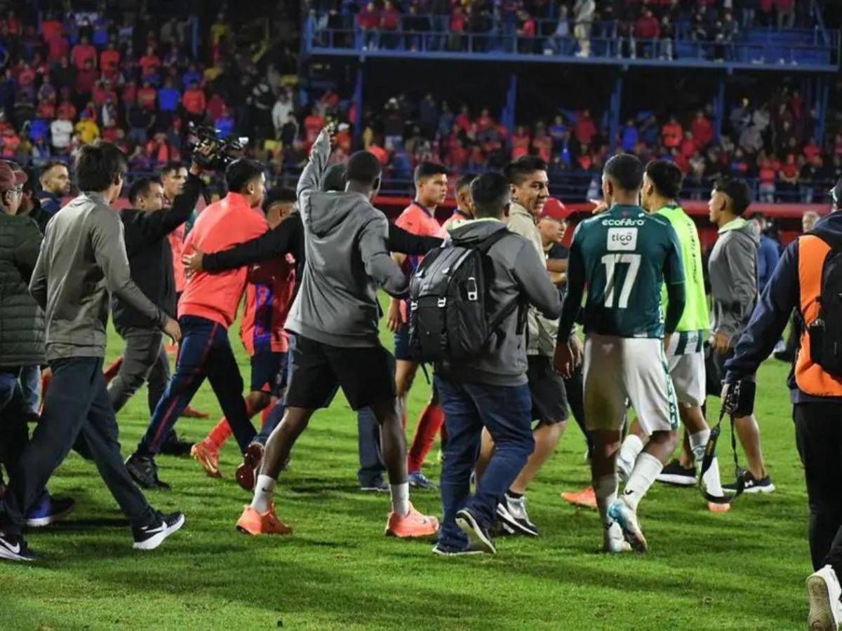 Final del fútbol guatemalteco termina en trifulca: dos hondureños involucrados