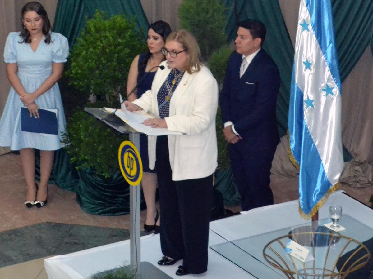 María del Rosario Selman-Housein, Presidenta Ejecutiva de Banpaís, destacó la visión del empresario Emín Abufele.