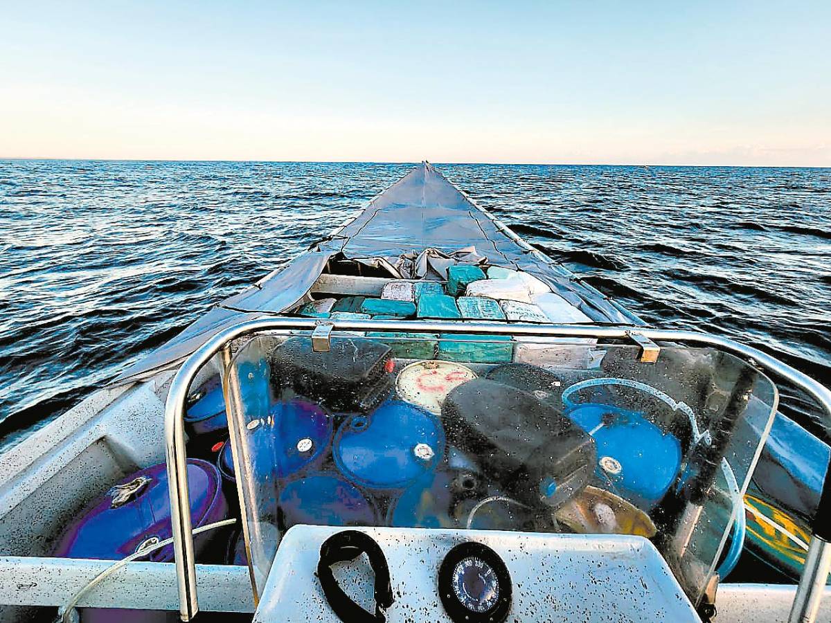 Interceptan dos lanchas, una cargada de cocaína