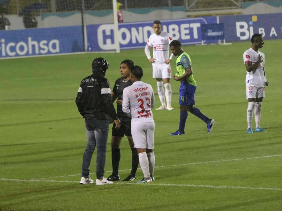 Bellas chicas cautivan, show del DT de Motagua y la fuerte lluvia en el Olimpia - Olancho