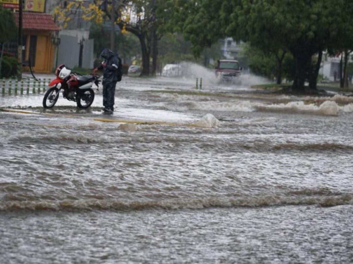 ¿Cuántos sampedranos están expuestos a riesgos por desastres naturales?