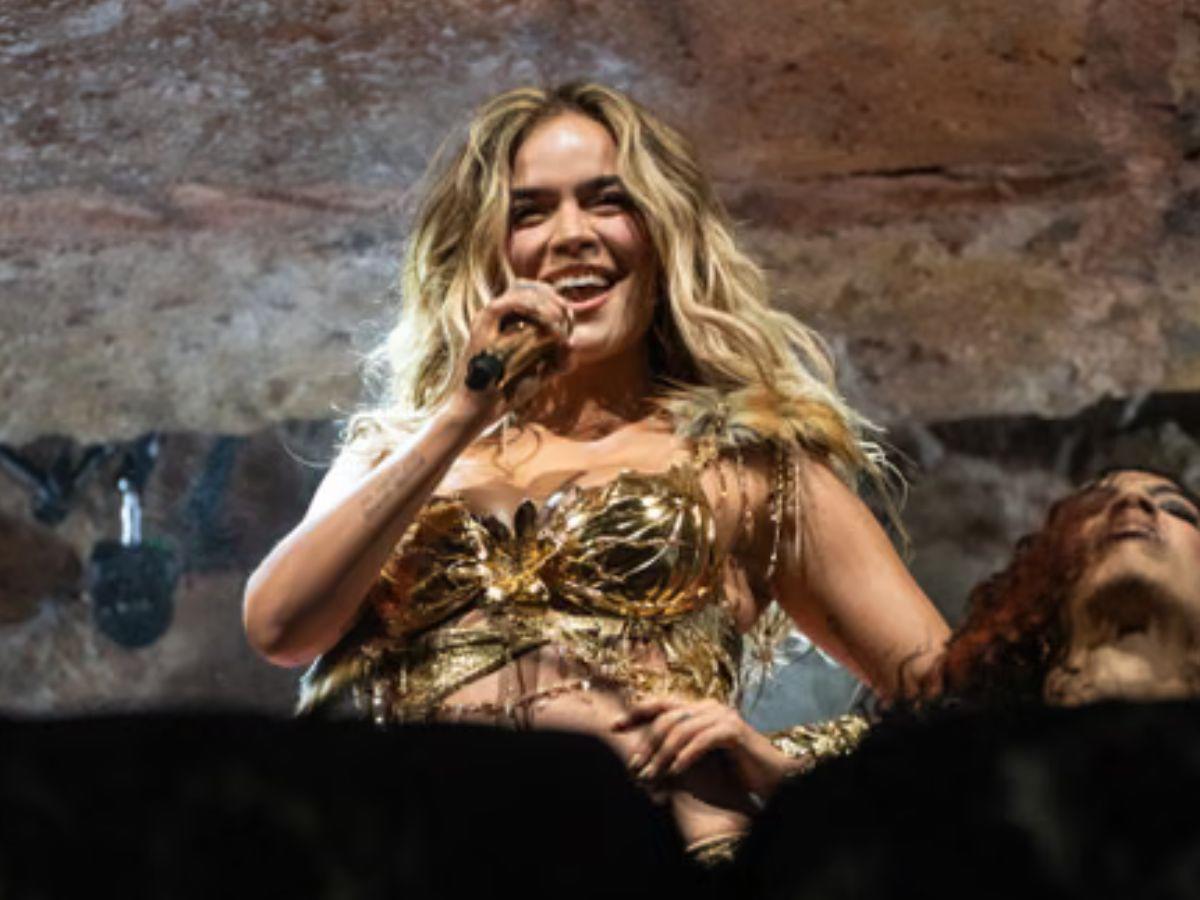 Karol G se emociona al ver bandera de Honduras en Coachella