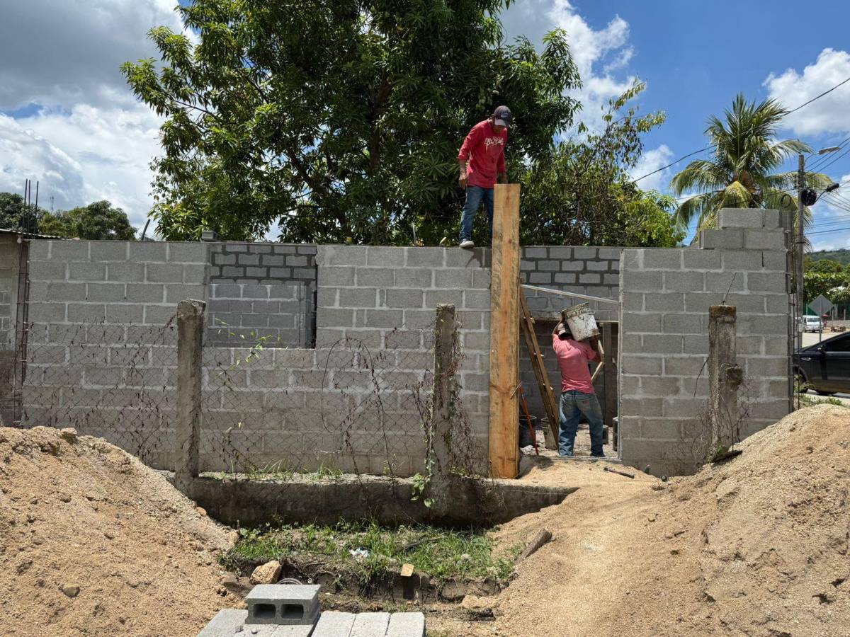 Influencer hondureño construyó casa a familia de escasos recursos y promete ayudar a mil más