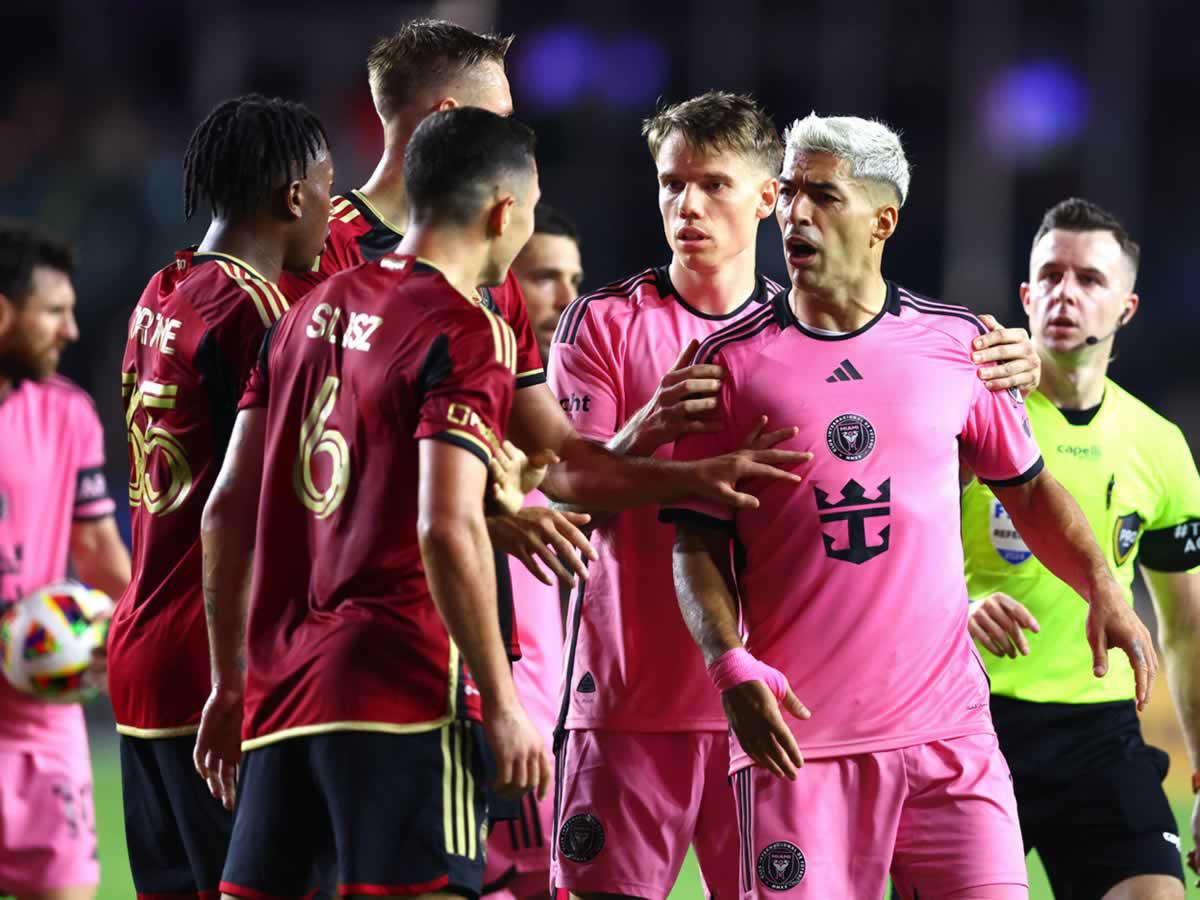 Luis Suárez se las tuvo con los futbolistas del Atlanta United.