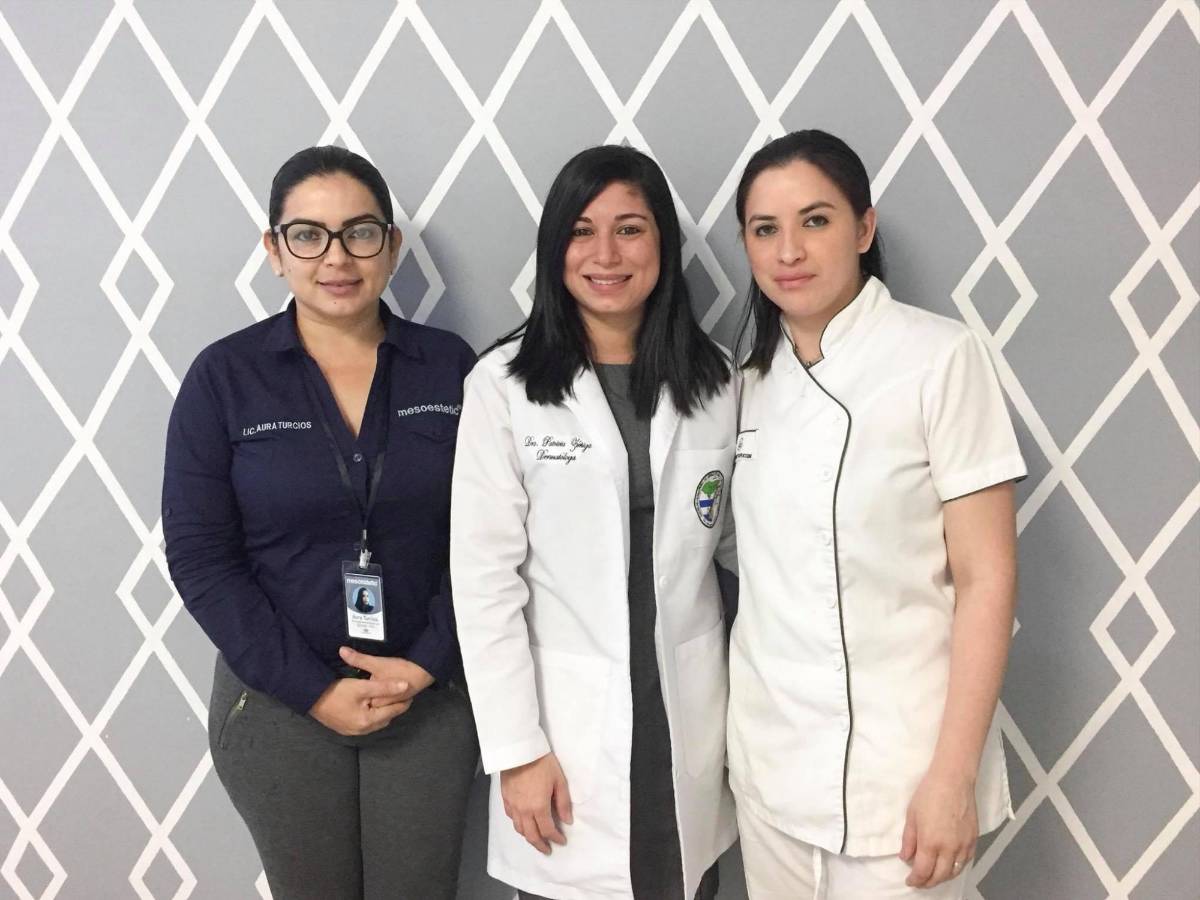 “Mi mejor consejo es que disfrute del verano, disfrute del sol, de la piscina. Protéjase lo más que pueda, pero tratar de no abusar tanto del sol”, recomendó Zúniga (en medio).