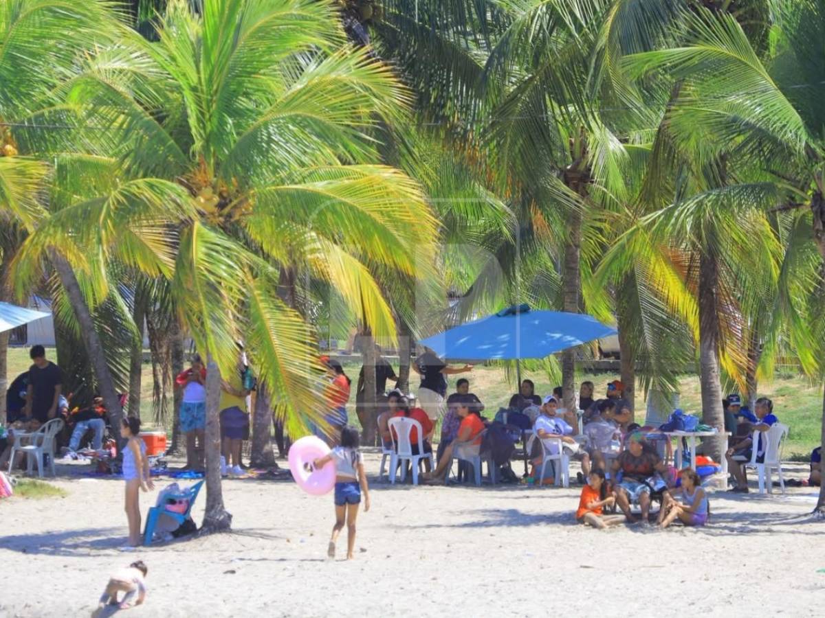 Ambiente cálido y tranquilo marca la Semana Morazánica en las bellas playas de Tela