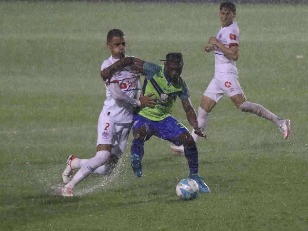 Bellas chicas cautivan, show del DT de Motagua y la fuerte lluvia en el Olimpia - Olancho