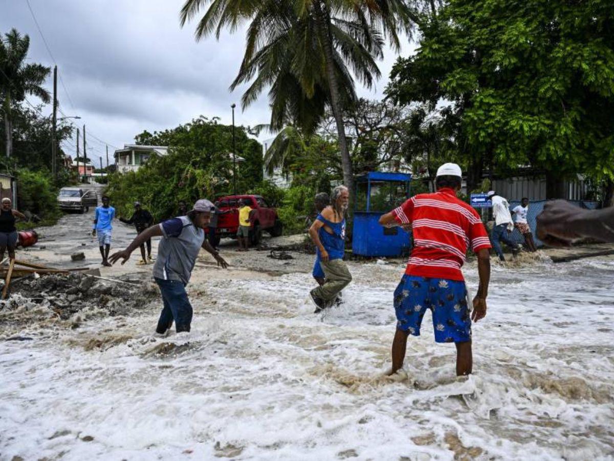 Huracán Beryl: Deja 3 muertos y destrucción en Granada