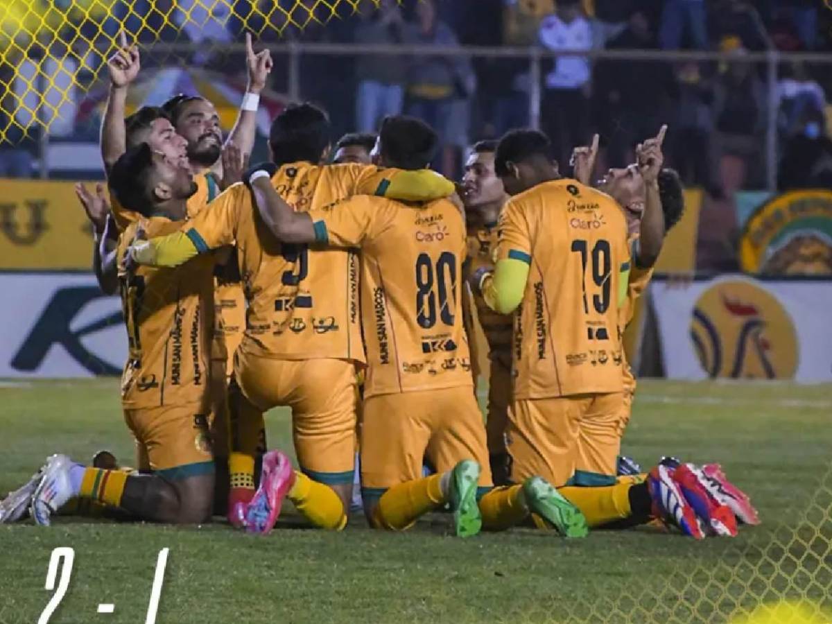 El equipo que descendió y podría ser campeón: eliminó a un histórico de su país