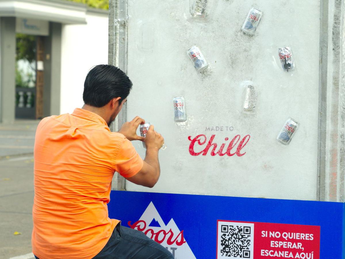 Coors Light desarrolló el primer anuncio exterior hecho 100% de hielo en Honduras.