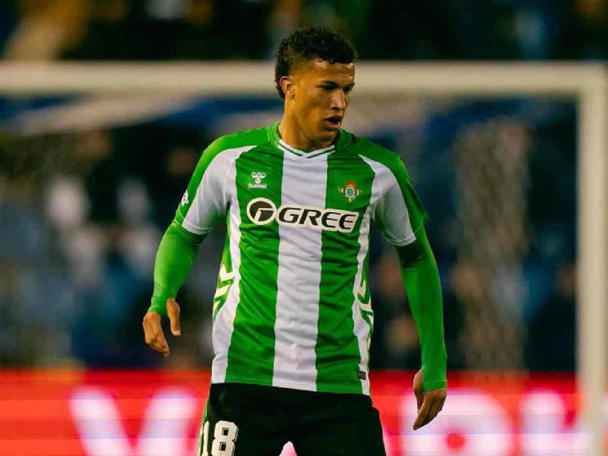 Escándalo: le destapan romance con hija de leyenda y lo borran del equipo