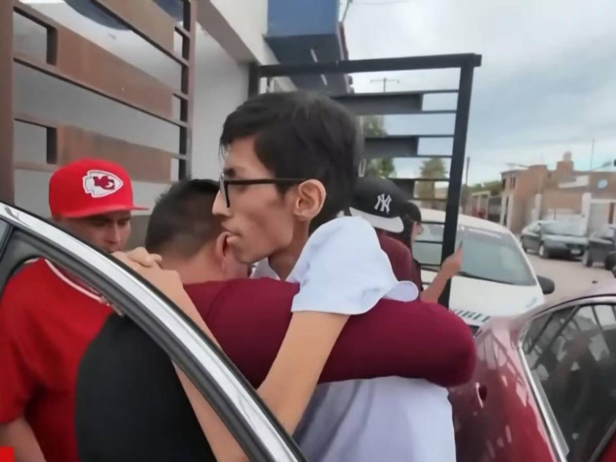 Entre lágrimas y abrazos: joven se reencuentra con sus padres tras proceso migratorio en USA