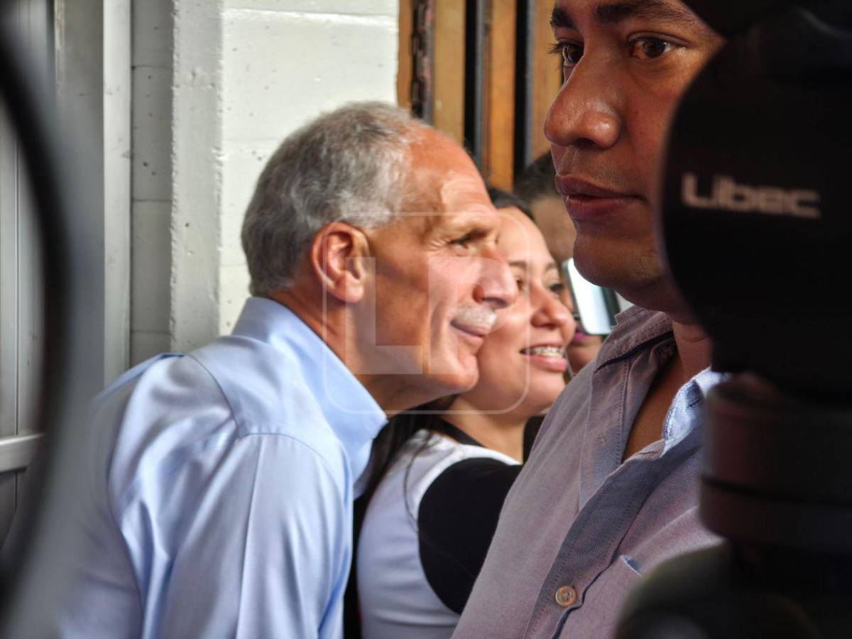 Hizo fila y “activó la racha”, así votó Nasry Asfura en la UPNFM