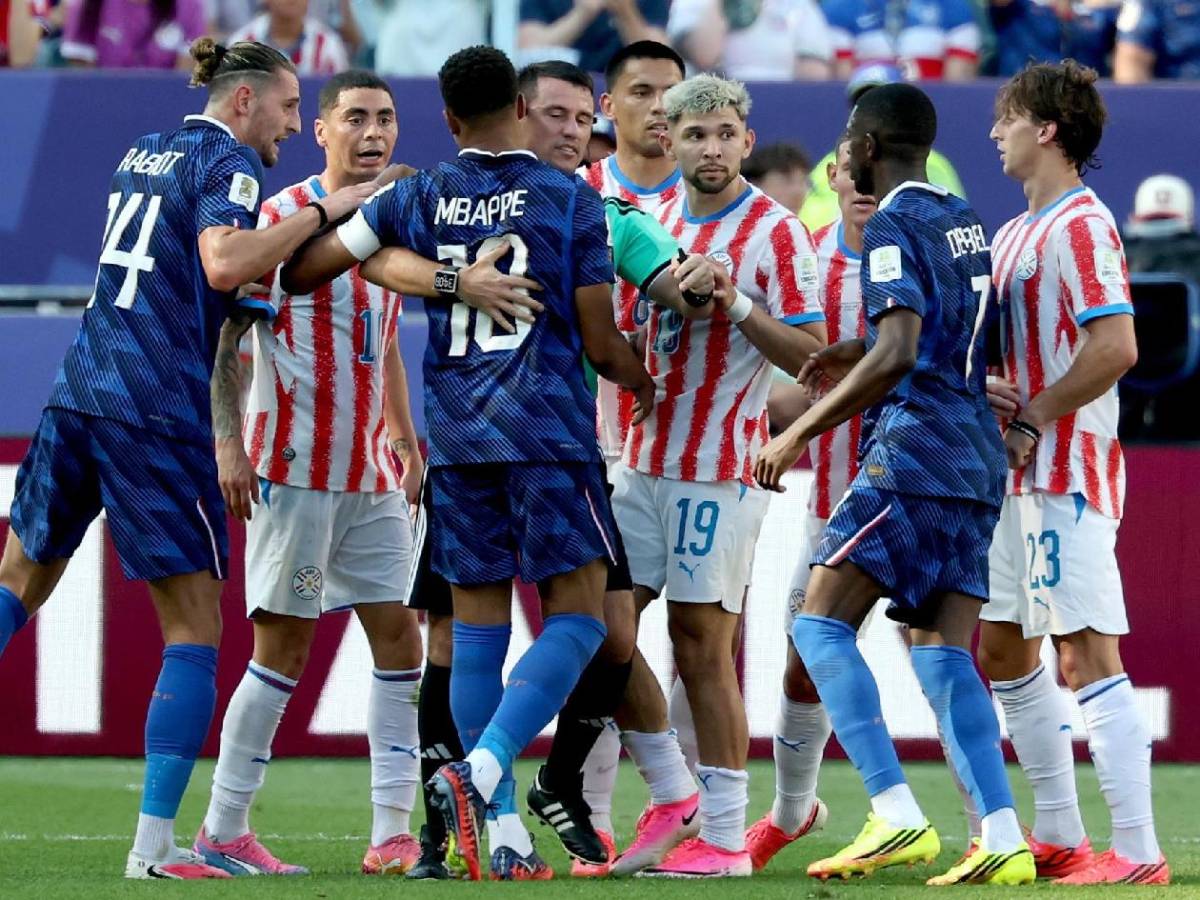 La pelea de Mbappé vs Paraguay, insulto del francés y le celebró en la cara a rival
