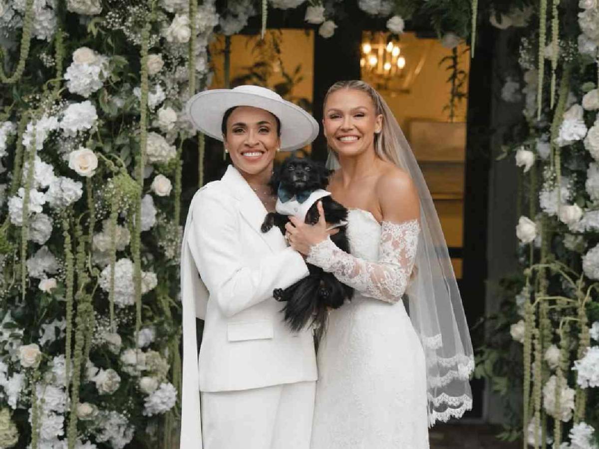 La mejor futbolista del mundo se casó con excompañera: su boda causa revuelo